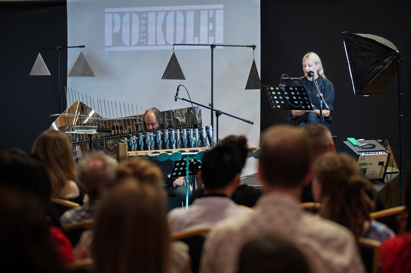 Spektakl „Kochanie jesteśmy”  Tomasza Mana scenie letniej Teatru Po Kolei na Dworcu Głównym PKP we Wrocławiu