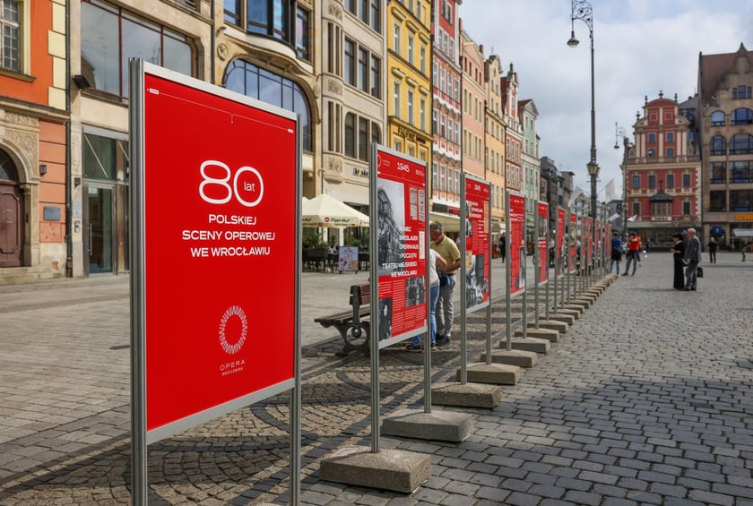 Wystawa „80 lat polskiej sceny operowej we Wrocławiu” na rynku