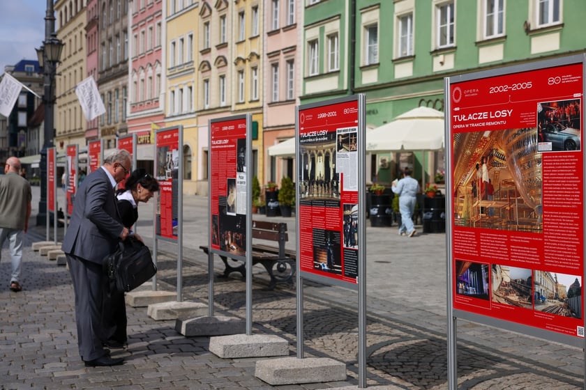 Wystawa &bdquo;80 lat polskiej sceny operowej we Wrocławiu&rdquo; na rynku