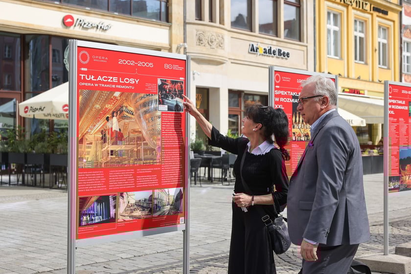 Wystawa „80 lat polskiej sceny operowej we Wrocławiu” na rynku – przy planszach Urszula Drzewińska i prof. Tadeusz Pszonka, byli artyści Opery Wrocławskiej, obecnie wiceprzewodnicząca i przewodniczący ZASP