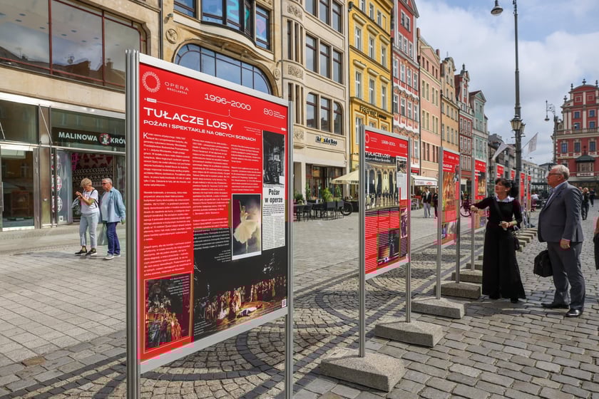Wystawa „80 lat polskiej sceny operowej we Wrocławiu” na rynku – przy planszach Urszula Drzewińska i prof. Tadeusz Pszonka, byli artyści Opery Wrocławskiej, obecnie wiceprzewodnicząca i przewodniczący ZASP