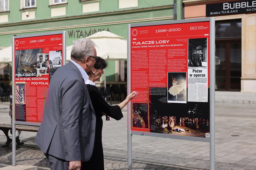 Wystawa &bdquo;80 lat polskiej sceny operowej we Wrocławiu&rdquo; na rynku