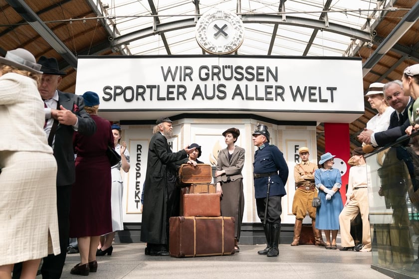 Serial &bdquo;Breslau&rdquo; kręcono we Wrocławiu &ndash; tu bohaterowie na Dworcu Gł&oacute;wnym