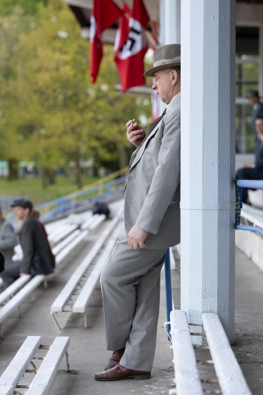 Serial &bdquo;Breslau&rdquo; kręcono we Wrocławiu &ndash; tu bohaterowie na stadionie w kompleksie AWF Wrocław