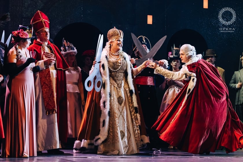 Sceny ze &bdquo;Strasznego dworu&rdquo; w Operze Wrocławskiej