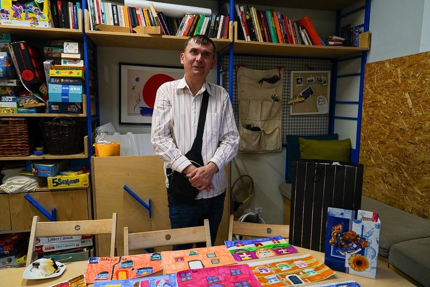 Warsztaty dla dzieci w CIM &bdquo;Nowe Łąki&rdquo; z udziałem Jakuba Plączkowskiego, wrocławskiego Nikifora