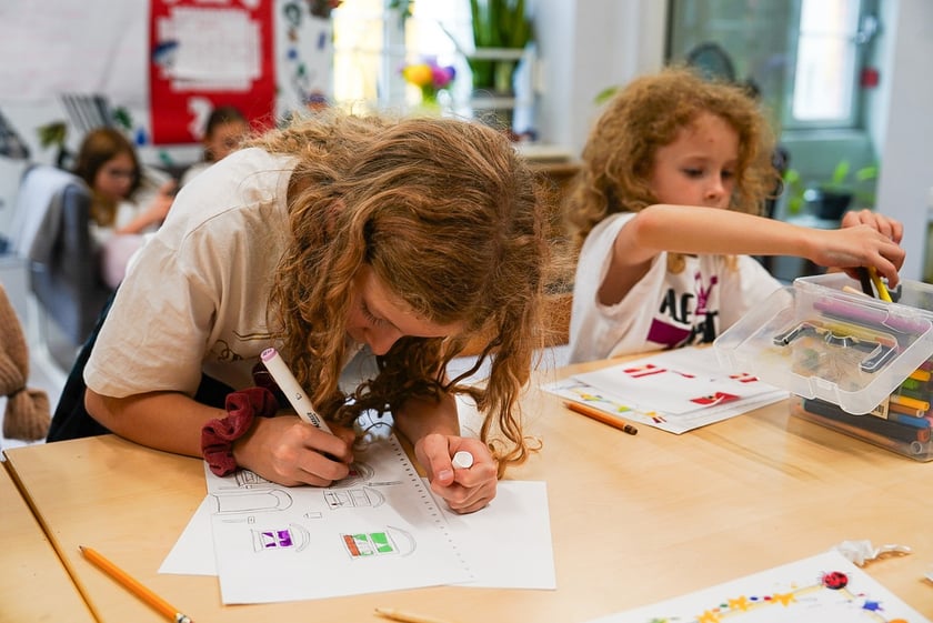 Warsztaty dla dzieci w CIM &bdquo;Nowe Łąki&rdquo; z udziałem Jakuba Plączkowskiego, wrocławskiego Nikifora