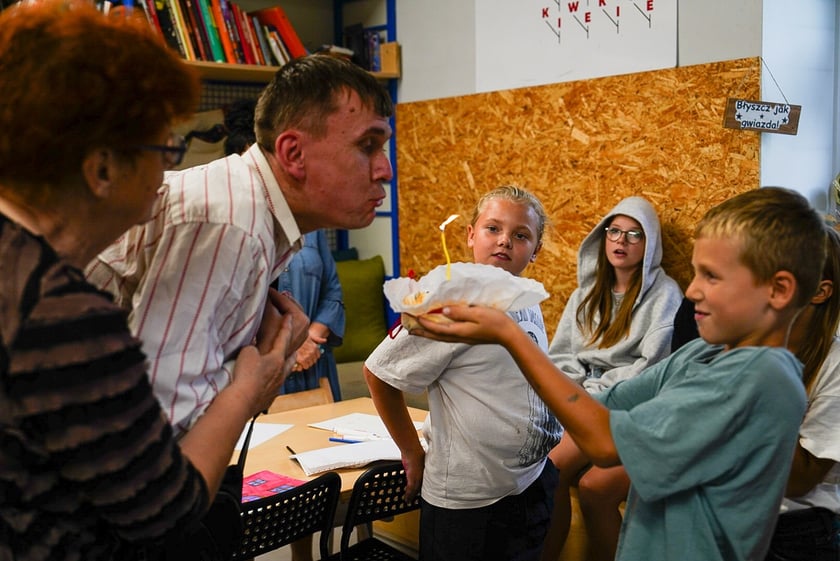 Warsztaty dla dzieci w CIM &bdquo;Nowe Łąki&rdquo; z udziałem Jakuba Plączkowskiego, wrocławskiego Nikifora