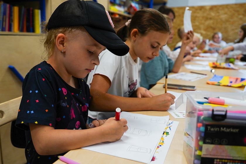 Warsztaty dla dzieci w CIM &bdquo;Nowe Łąki&rdquo; z udziałem Jakuba Plączkowskiego, wrocławskiego Nikifora