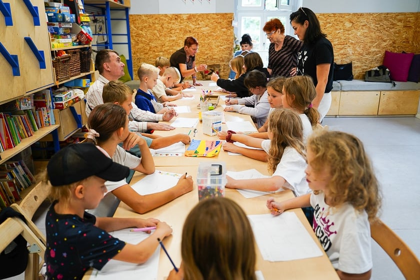 Warsztaty dla dzieci w CIM &bdquo;Nowe Łąki&rdquo; z udziałem Jakuba Plączkowskiego, wrocławskiego Nikifora