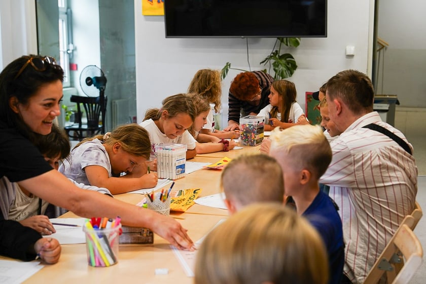 Warsztaty dla dzieci w CIM &bdquo;Nowe Łąki&rdquo; z udziałem Jakuba Plączkowskiego, wrocławskiego Nikifora