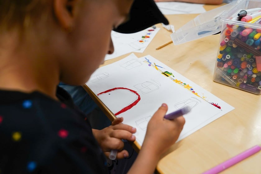 Warsztaty dla dzieci w CIM &bdquo;Nowe Łąki&rdquo; z udziałem Jakuba Plączkowskiego, wrocławskiego Nikifora