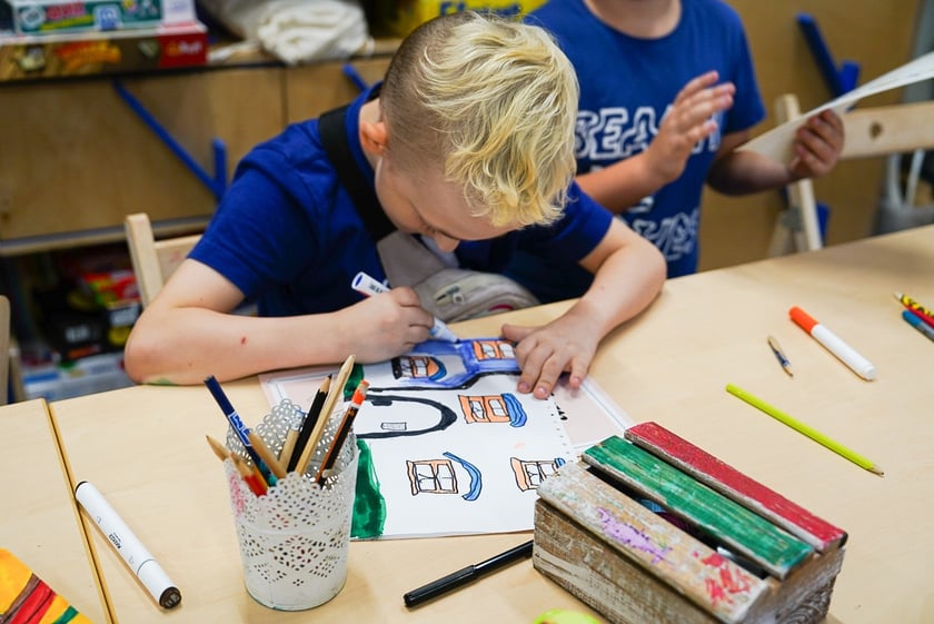 Warsztaty dla dzieci w CIM &bdquo;Nowe Łąki&rdquo; z udziałem Jakuba Plączkowskiego, wrocławskiego Nikifora