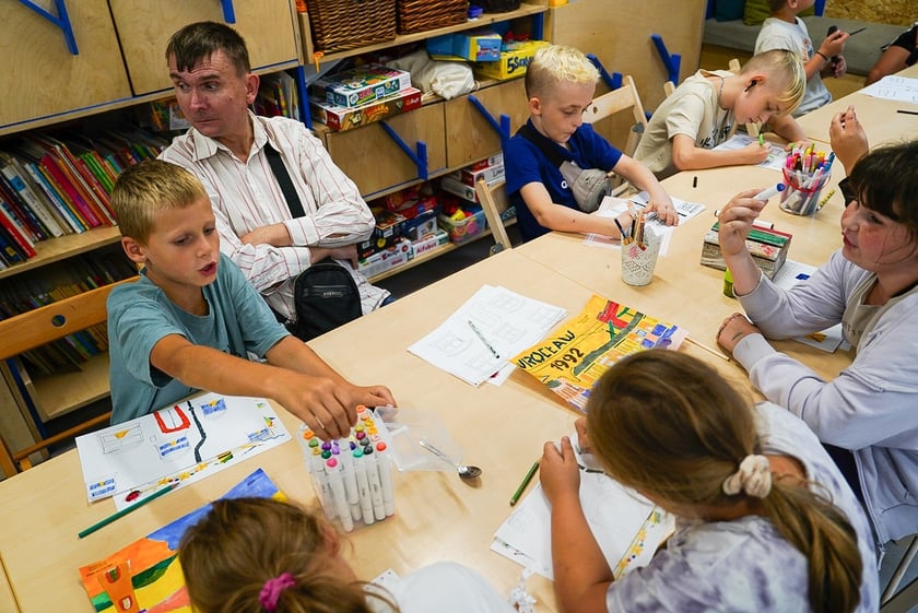 Warsztaty dla dzieci w CIM &bdquo;Nowe Łąki&rdquo; z udziałem Jakuba Plączkowskiego, wrocławskiego Nikifora