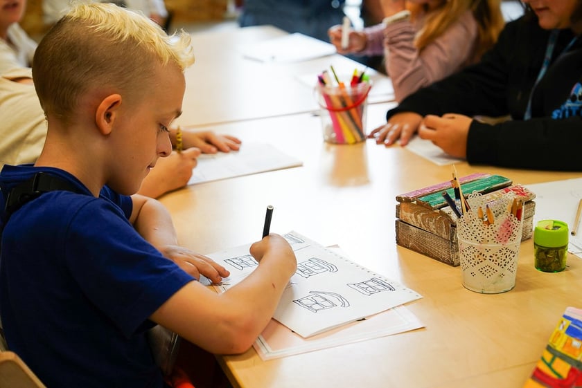 Warsztaty dla dzieci w CIM &bdquo;Nowe Łąki&rdquo; z udziałem Jakuba Plączkowskiego, wrocławskiego Nikifora