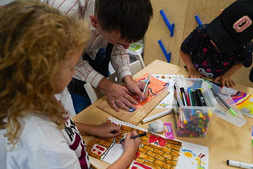 Warsztaty dla dzieci w CIM &bdquo;Nowe Łąki&rdquo; z udziałem Jakuba Plączkowskiego, wrocławskiego Nikifora