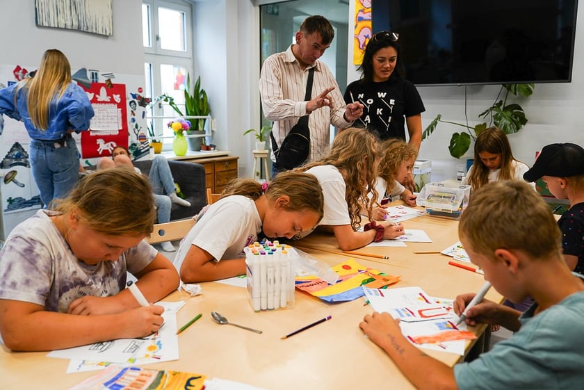 Warsztaty dla dzieci w CIM &bdquo;Nowe Łąki&rdquo; z udziałem Jakuba Plączkowskiego, wrocławskiego Nikifora
