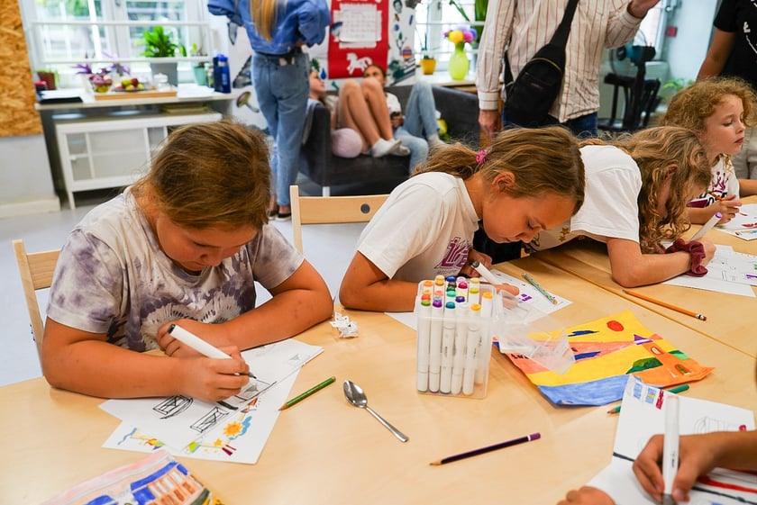 Warsztaty dla dzieci w CIM &bdquo;Nowe Łąki&rdquo; z udziałem Jakuba Plączkowskiego, wrocławskiego Nikifora