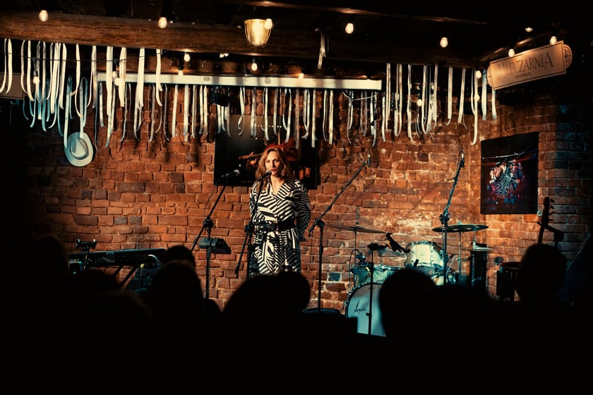 Na zdjęciu Natalia Lubrano z zespołem podczas koncertu w Mleczarni