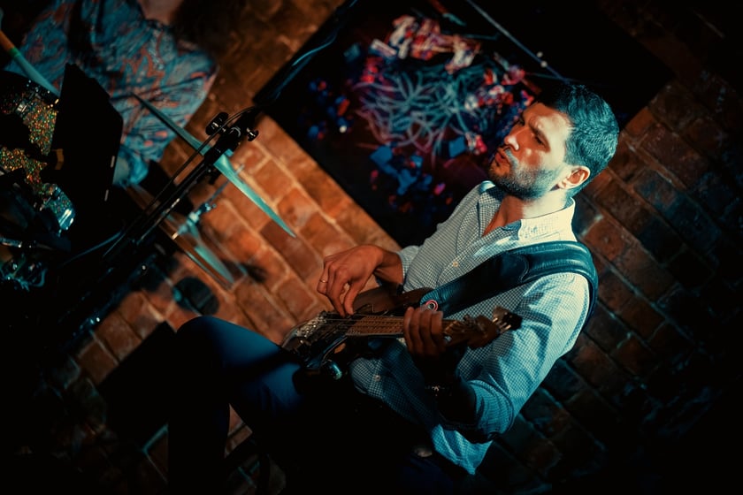 Na zdjęciu Natalia Lubrano z zespołem podczas koncertu w Mleczarni