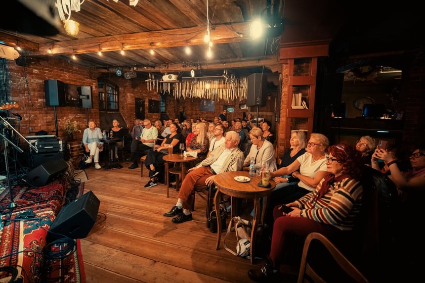 Na zdjęciu Natalia Lubrano z zespołem podczas koncertu w Mleczarni