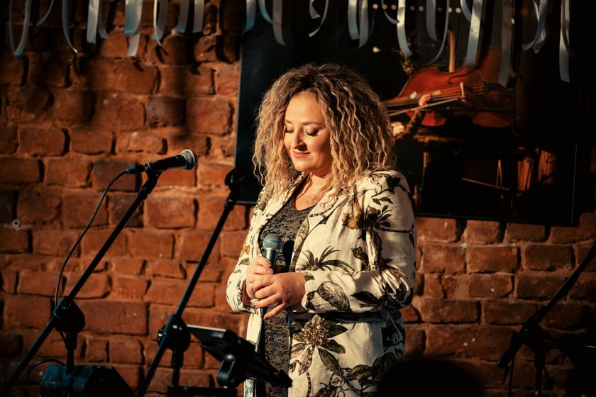 Na zdjęciu Natalia Lubrano z zespołem podczas koncertu w Mleczarni