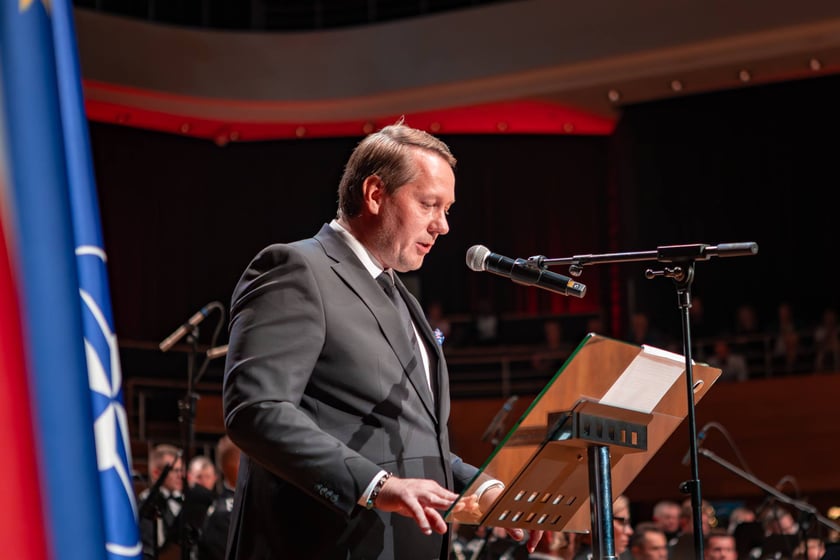 Koncert jubileuszowy na 75-lecie Orkiestry Reprezentacyjnej Wojsk Lądowych w NFM - wizeprezydent Wrocławia Michał Młyńczak wręczył na scenie odznaczenia