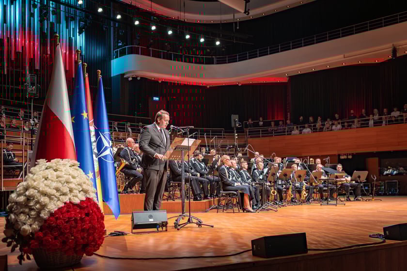 Koncert jubileuszowy na 75-lecie Orkiestry Reprezentacyjnej Wojsk Lądowych w NFM - wizeprezydent Wrocławia Michał Młyńczak wręczył na scenie odznaczenia