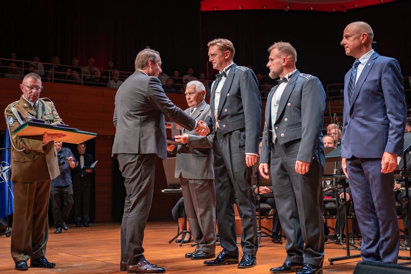 Koncert jubileuszowy na 75-lecie Orkiestry Reprezentacyjnej Wojsk Lądowych w NFM - wizeprezydent Wrocławia Michał Młyńczak wręczył na scenie odznaczenia