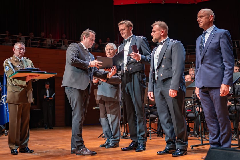 Koncert jubileuszowy na 75-lecie Orkiestry Reprezentacyjnej Wojsk Lądowych w NFM - wizeprezydent Wrocławia Michał Młyńczak wręczył na scenie odznaczenia
