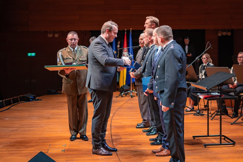 Koncert jubileuszowy na 75-lecie Orkiestry Reprezentacyjnej Wojsk Lądowych w NFM - wizeprezydent Wrocławia Michał Młyńczak wręczył na scenie odznaczenia