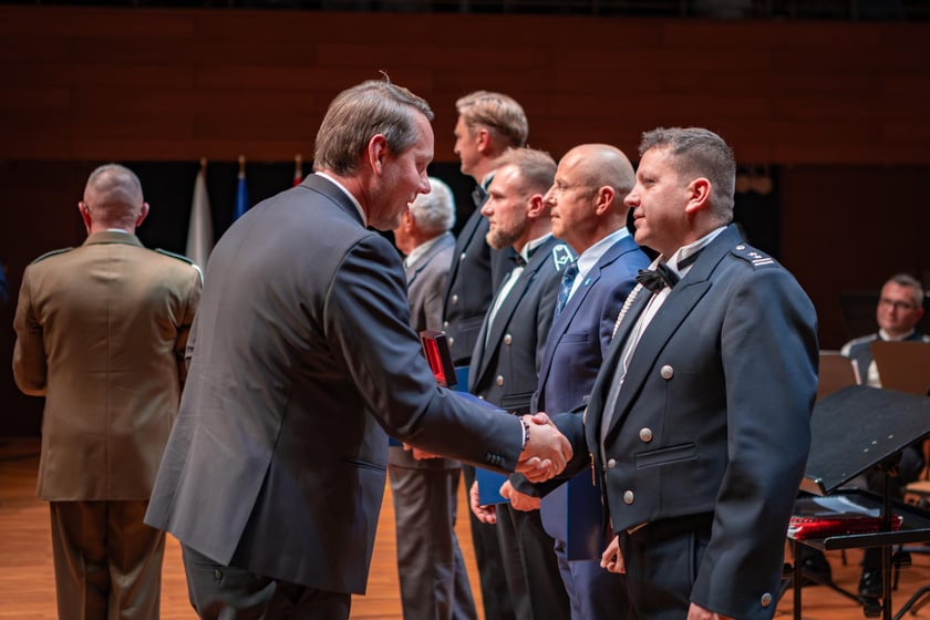 Koncert jubileuszowy na 75-lecie Orkiestry Reprezentacyjnej Wojsk Lądowych w NFM - wizeprezydent Wrocławia Michał Młyńczak wręczył na scenie odznaczenia