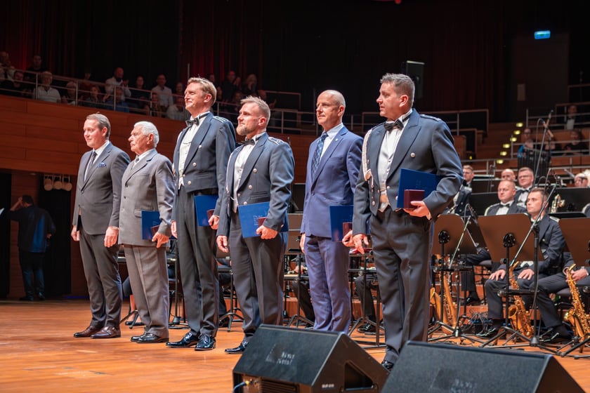 Koncert jubileuszowy na 75-lecie Orkiestry Reprezentacyjnej Wojsk Lądowych w NFM - wizeprezydent Wrocławia Michał Młyńczak wręczył na scenie odznaczenia