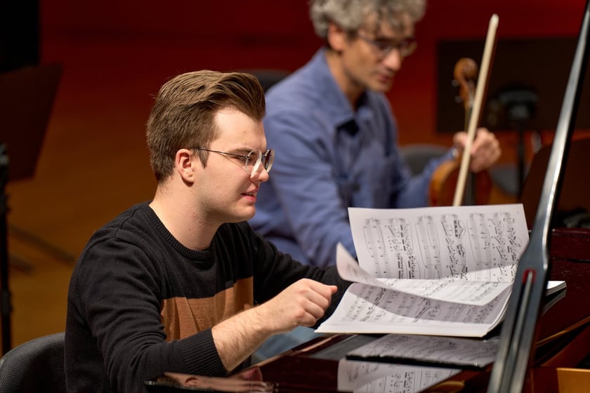Piotr Alexewicz podczas próby z Christianem Danowiczem, koncermistrzem NFM Orkiestry Leopoldinum