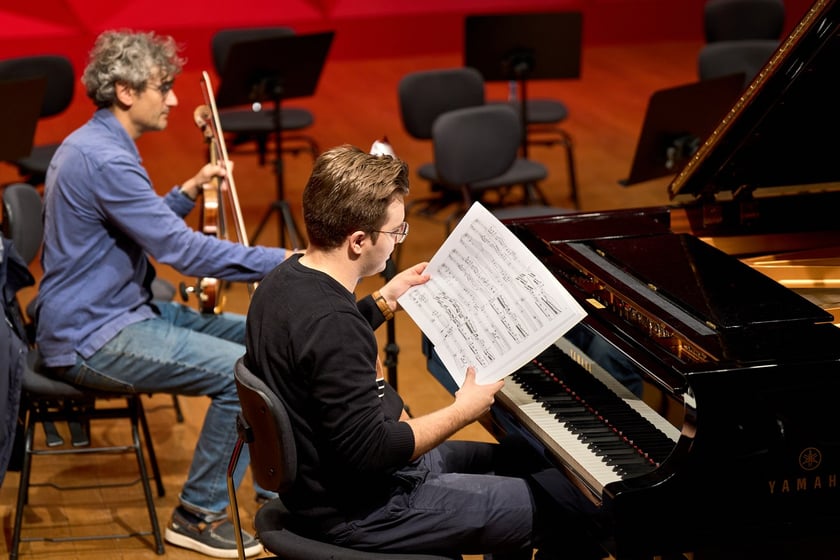 Piotr Alexewicz podczas pr&oacute;by z Christianem Danowiczem, koncermistrzem NFM Orkiestry Leopoldinum