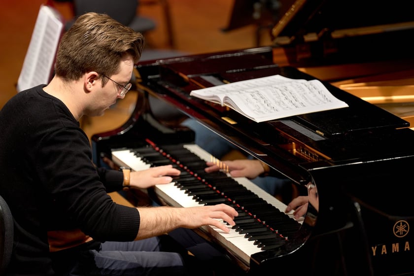 Piotr Alexewicz podczas pr&oacute;by w sali czerwonej Narodowego Forum Muzyki