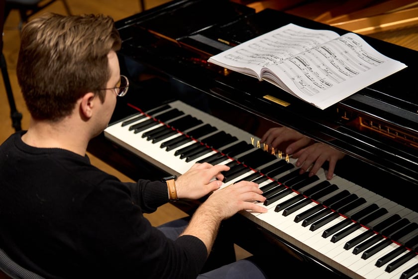 Piotr Alexewicz podczas pr&oacute;by w sali czerwonej Narodowego Forum Muzyki