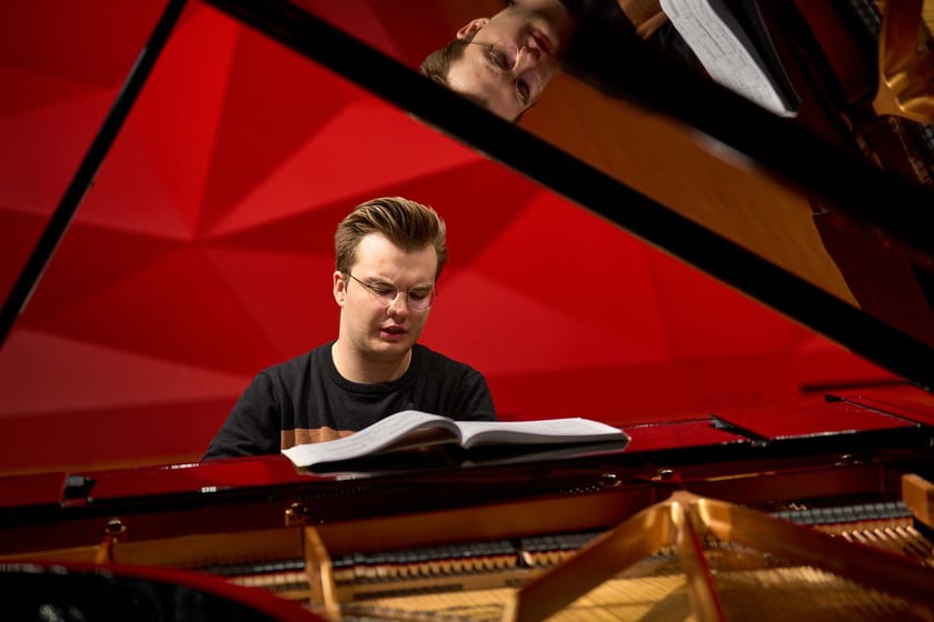 Piotr Alexewicz podczas pr&oacute;by w sali czerwonej Narodowego Forum Muzyki