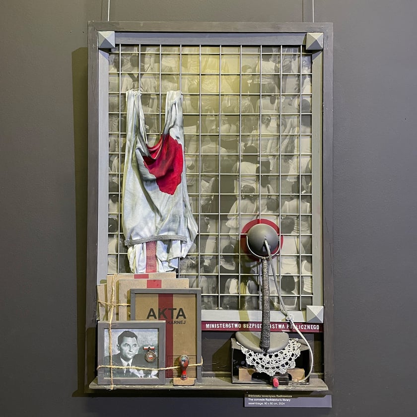 Wystawa asamblaży prof. Wojciecha Kaniowskiego pt. &bdquo;Reportaż ze zniewolonego kraju. Oblicza polskiego socjalizmu&rdquo;