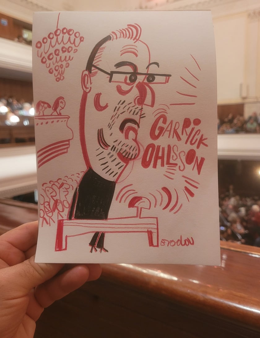 Tak siedzi Tomasz Broda, z lewej jurorzy, z prawej scena