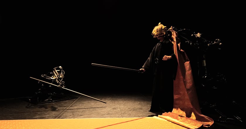 Spektakl z robotami w wykonaniu Huang Yi