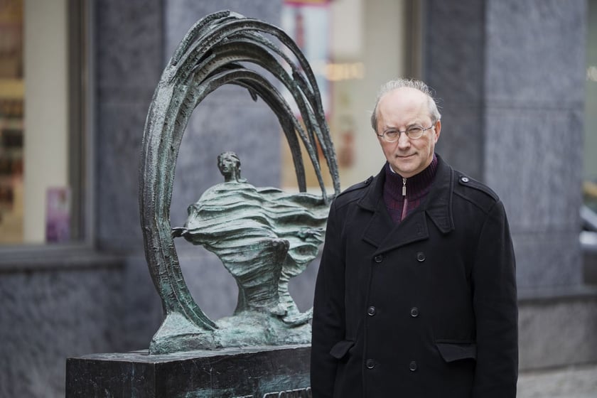 Artur Bielecki, wrocławski krytyk, pedagog, autor książki &bdquo;Chopiniści&rdquo;, sfotografowany na ul. Oławskiej przy pomniku Chopina w miejscu, gdzie&nbsp;8 listopada 1830 roku kompozytor i pianista dał koncert w Hotelu de Pologne