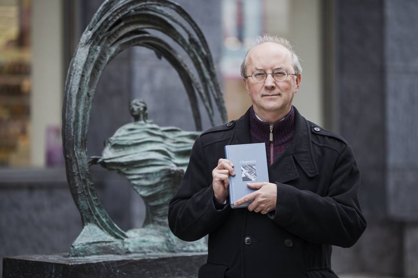Artur Bielecki, wrocławski krytyk, pedagog, autor książki &bdquo;Chopiniści&rdquo;, sfotografowany na ul. Oławskiej przy pomniku Chopina w miejscu, gdzie&nbsp;8 listopada 1830 roku kompozytor i pianista dał koncert w Hotelu de Pologne