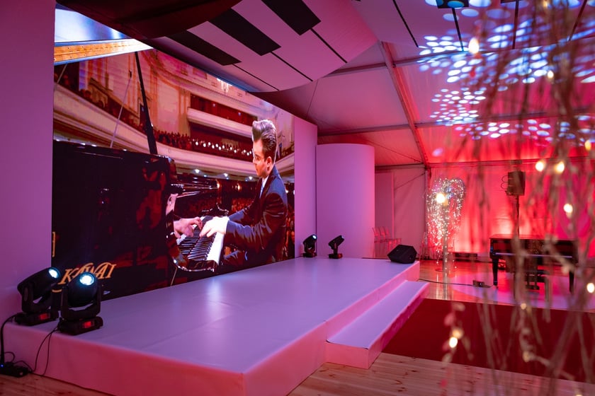 Strefa Melomana Konkursu Chopinowskiego w specjalnym pawilonie na pl. Społecznym przed dawnym Impartem&nbsp;