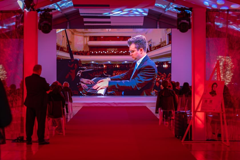 Strefa Melomana Konkursu Chopinowskiego w specjalnym pawilonie na pl. Społecznym przed dawnym Impartem&nbsp;