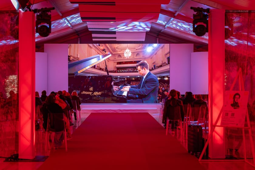 Strefa Melomana Konkursu Chopinowskiego w specjalnym pawilonie na pl. Społecznym przed dawnym Impartem&nbsp;