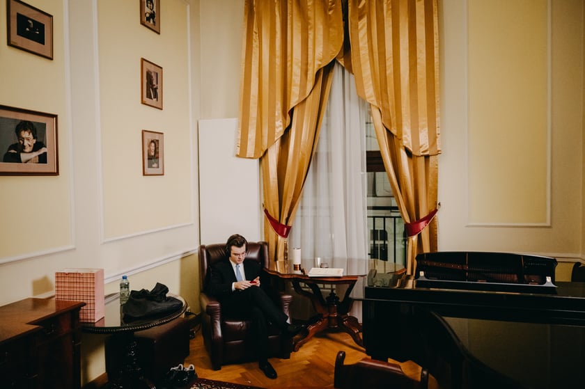 Piotr Alexewicz w garderobie