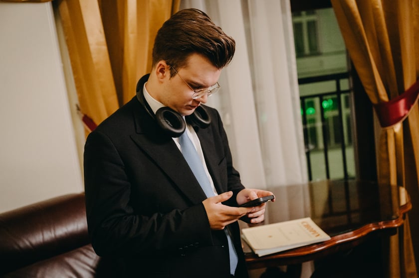 Piotr Alexewicz w garderobie