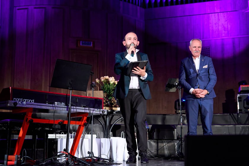 III edycja Og&oacute;lnopolskiego Senioralnego Festiwalu Piosenki Artystycznej w ramach Wrocławskich Dni Seniora - koncert finałowy