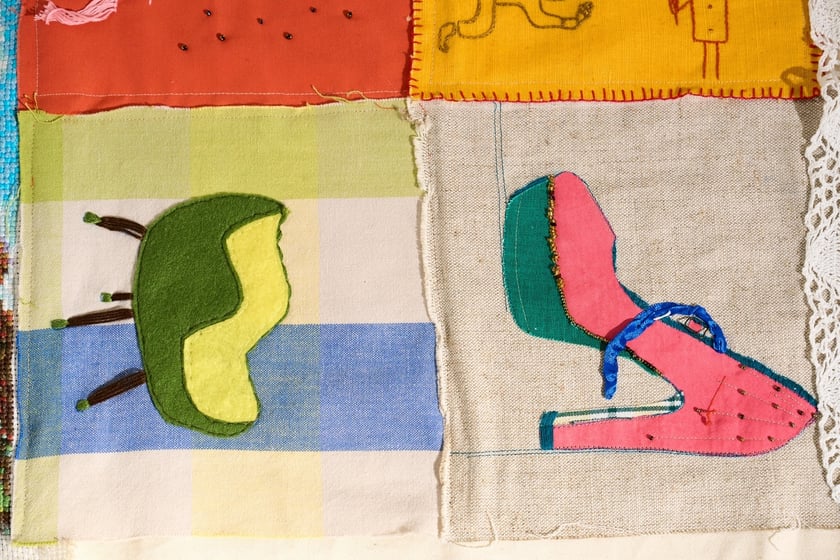 Fragmenty tkaniny artystycznej, kt&oacute;ra od 29 października ozdobi ścianę w Barbarze